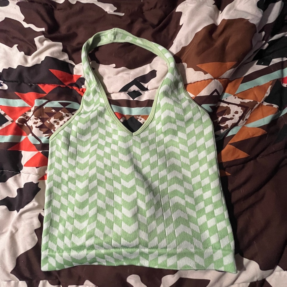 I’m trying to sell this crop top! (colors) green and white!